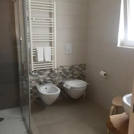 Affittacamere Le Rondini House 4*